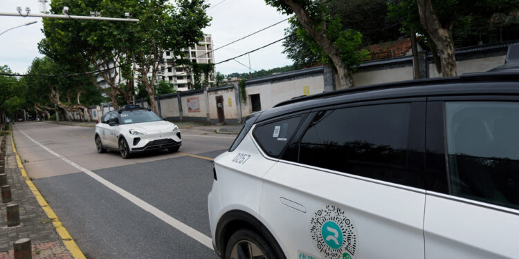 Zbog kvara na sustavu robotaksiji stali nasred prometnica