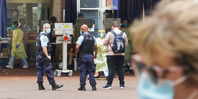 Žena optužena da je čekićem napala pacijenta u velikoj bolnici u Sydneyu kaže da je ukrao bratov pepeo