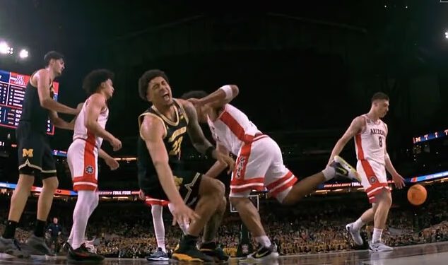 Zvijezda Michigana Yaxel Lendeborg napušta Final Four okršaj s Arizonom nakon teške ozljede gležnja