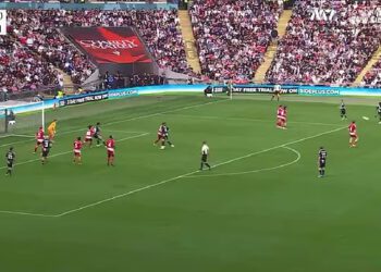 Zvijezda Sidemena Tobi Brown zabija LUDA iz slobodnog udarca u godišnjoj humanitarnoj utakmici protiv YouTube Allstars – dok MILIJUNI gledaju Wembley prijenos uživo