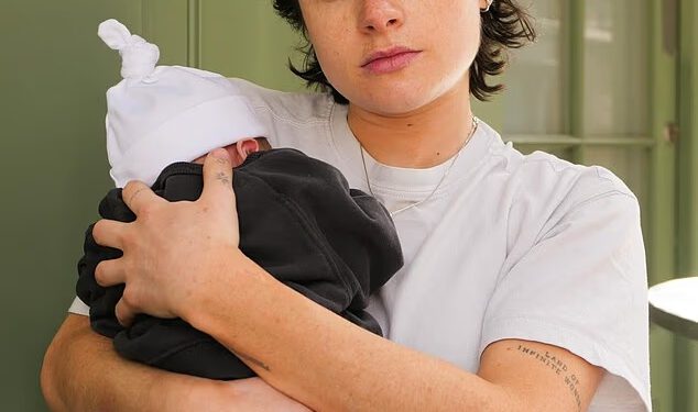 Zvijezda nesreće Naomi Chaya Wakszlak otkriva da je dočekala svoje prvo dijete dok na društvenim mrežama dijeli preslatke fotografije novorođenčeta