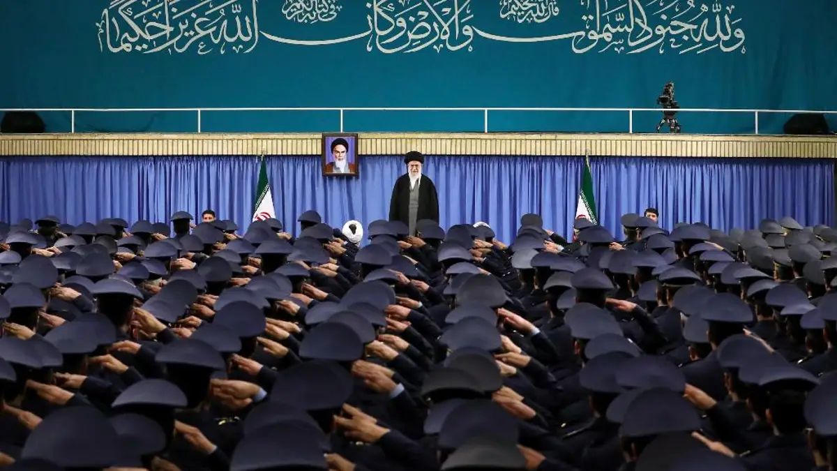 Vrhovni vođa ajatolah Ali Khamenei stoji dok zapovjednici zračnih snaga pozdravljaju u Teheranu