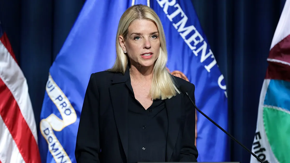 Američka državna tužiteljica Pam Bondi govori na konferenciji za novinare u sjedištu DEA-e