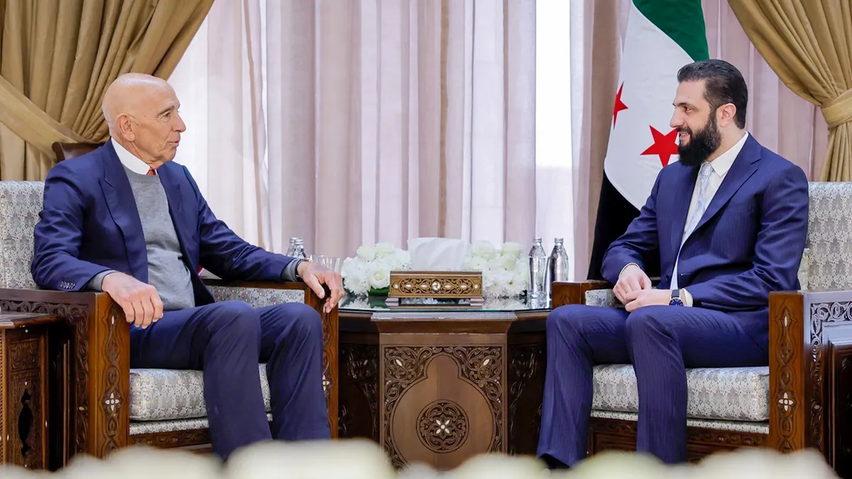 Sirijski predsjednik Ahmed Sharaa i američki posebni izaslanik Thomas Barrack sjede tijekom sastanka u Damasku