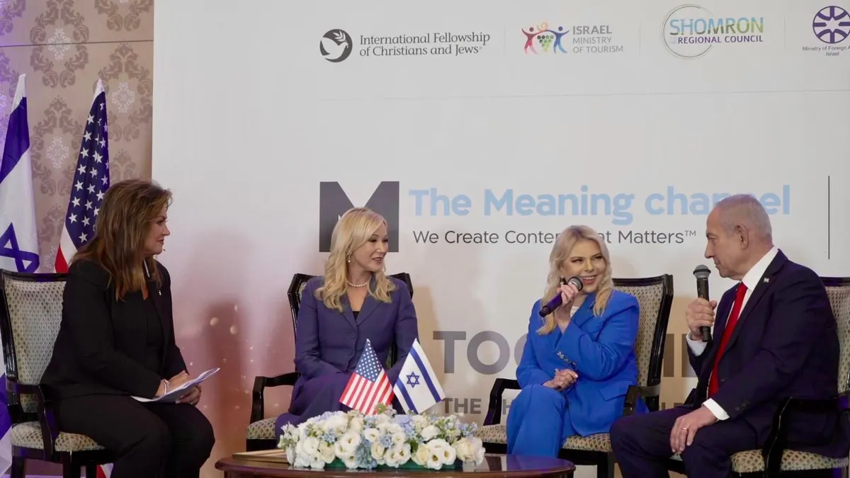 Pastorica Paula White-Cain, duhovna savjetnica predsjednika Donalda Trumpa sastaje se s premijerom Benjaminom Netanyahuom i njegovom suprugom Sarom u Daystar'su "Zajedno kao jedno" događaj u Jeruzalemu, u sklopu posjeta u organizaciji Niva Jacobija, predsjednika The Meaning Channela. 