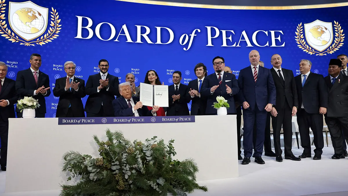 Američki predsjednik Donald Trump govori za govornicom tijekom objave Odbora za mir u Davosu, Švicarska