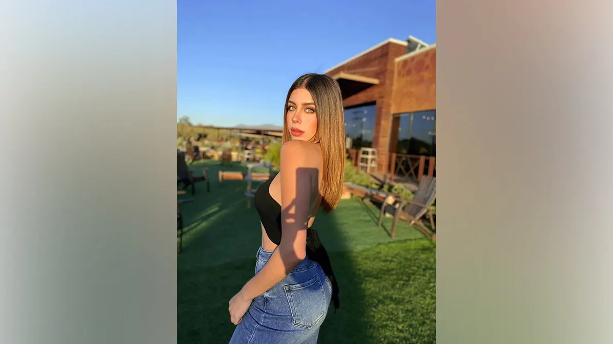 Bivša kraljica ljepote Carolina Flores Gómez stoji i smiješi se