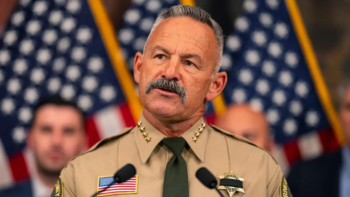 Šerif Chad Bianco govori na konferenciji za novinare na američkom Kapitolu