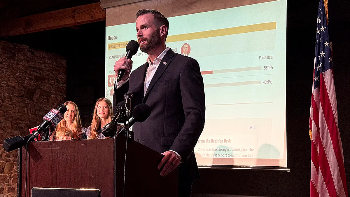 Republikanac Clay Fuller drži pobjednički govor nakon pobjede na izvanrednim drugim izborima za Kongres