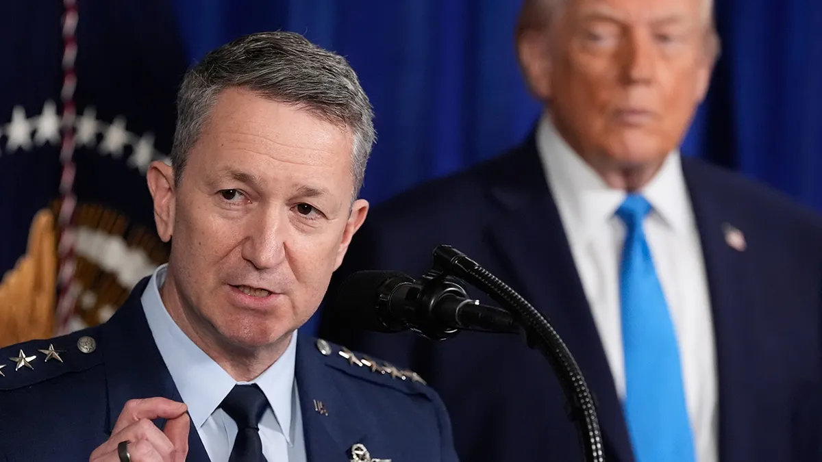 Predsjednik Donald Trump sluša govor načelnika Združenog stožera generala Dana Cainea u Mar-a-Lagu