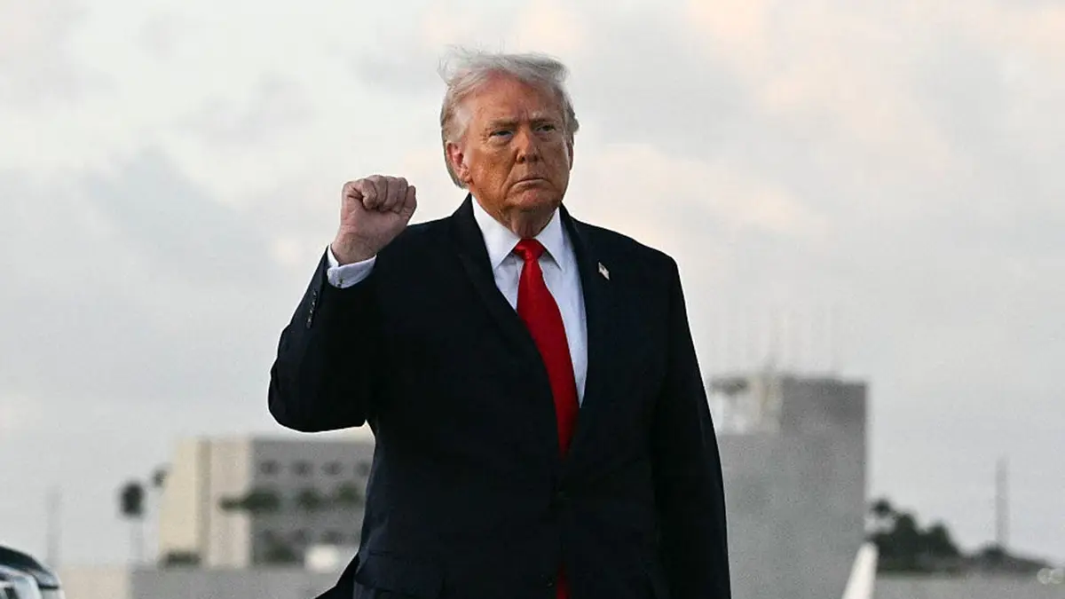donald trump sa šakom u zraku