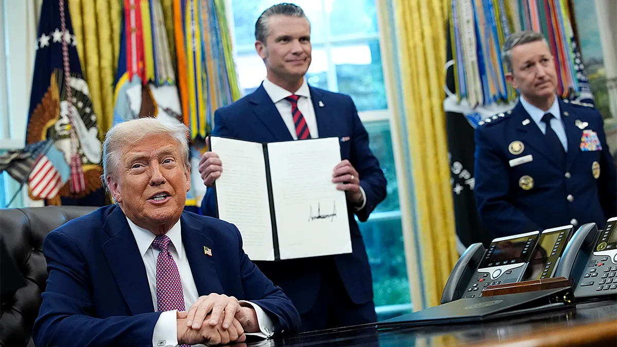 Predsjednik Trump objavljuje i potpisuje izvršnu naredbu iz Ovalnog ureda