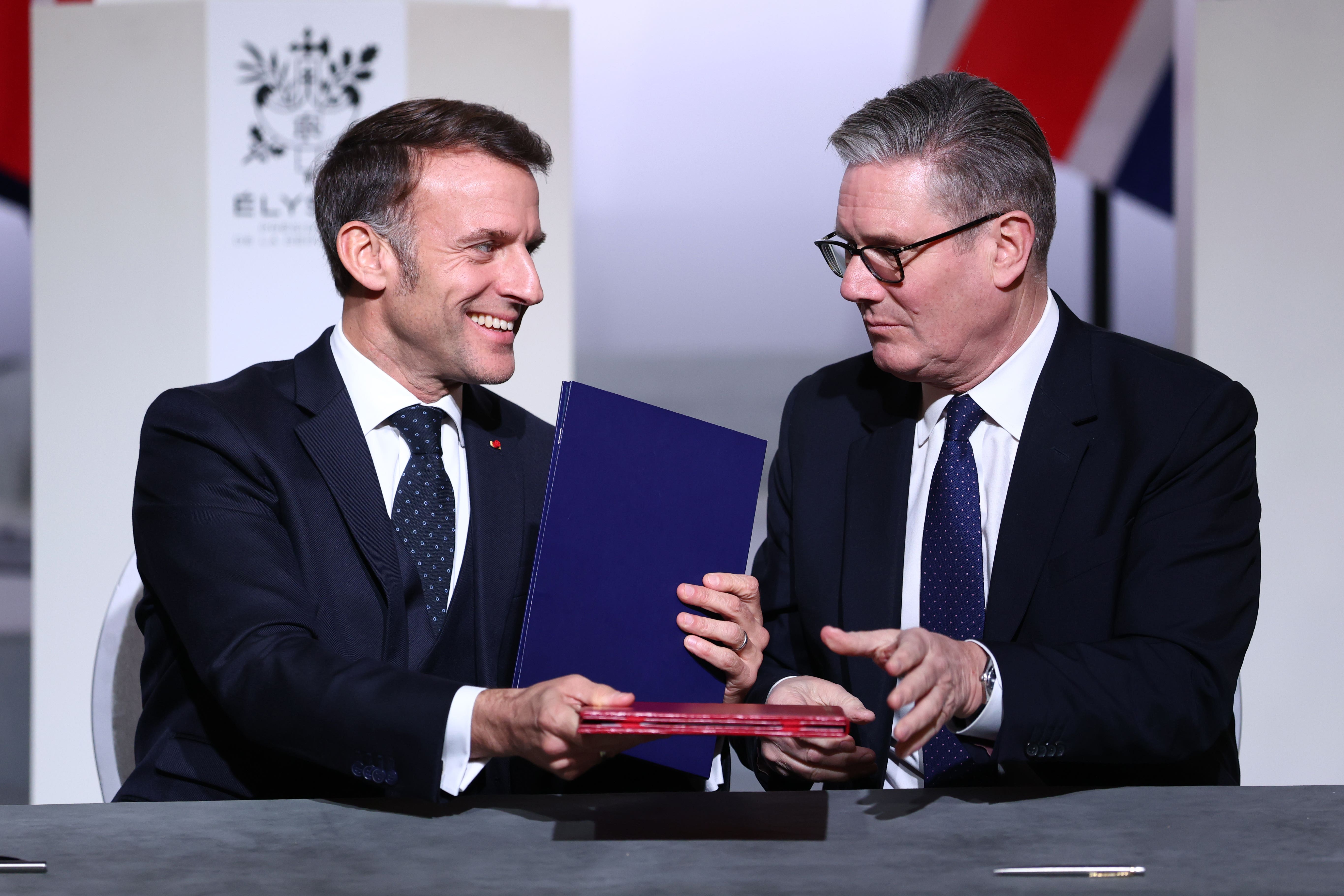 Francuski predsjednik Emmanuel Macron (lijevo) i premijer Sir Keir Starmer zajedno će biti domaćini summita u petak