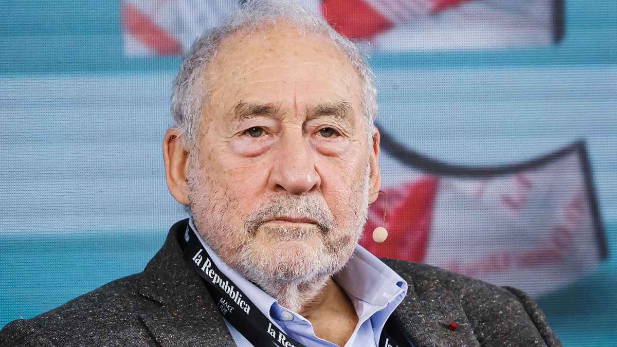 Ekonomist Joseph Stiglitz viđen je kako sluša pitanje sa sastanka u Milanu, Italija.