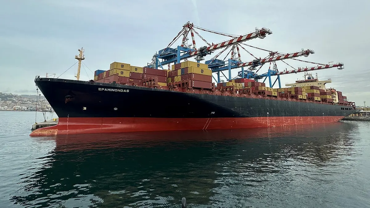 Kontejnerski brod Epaminonda plovi u napuljskoj luci