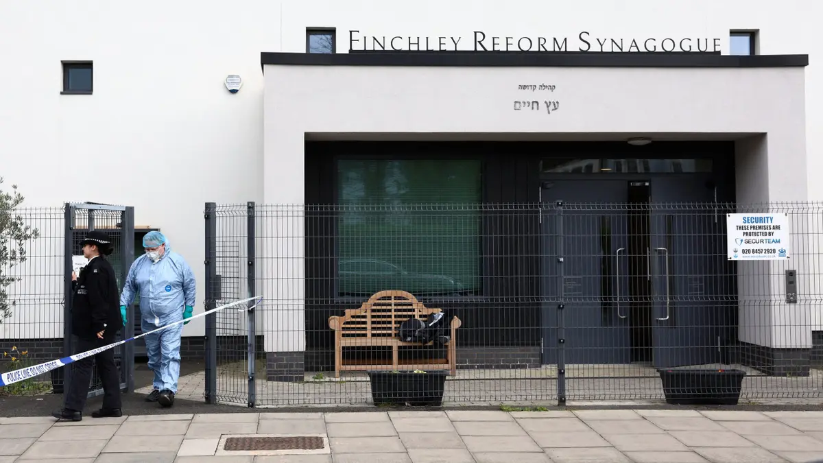 Policijski forenzičar pregledava sinagogu Finchley Reform nakon pokušaja paleža