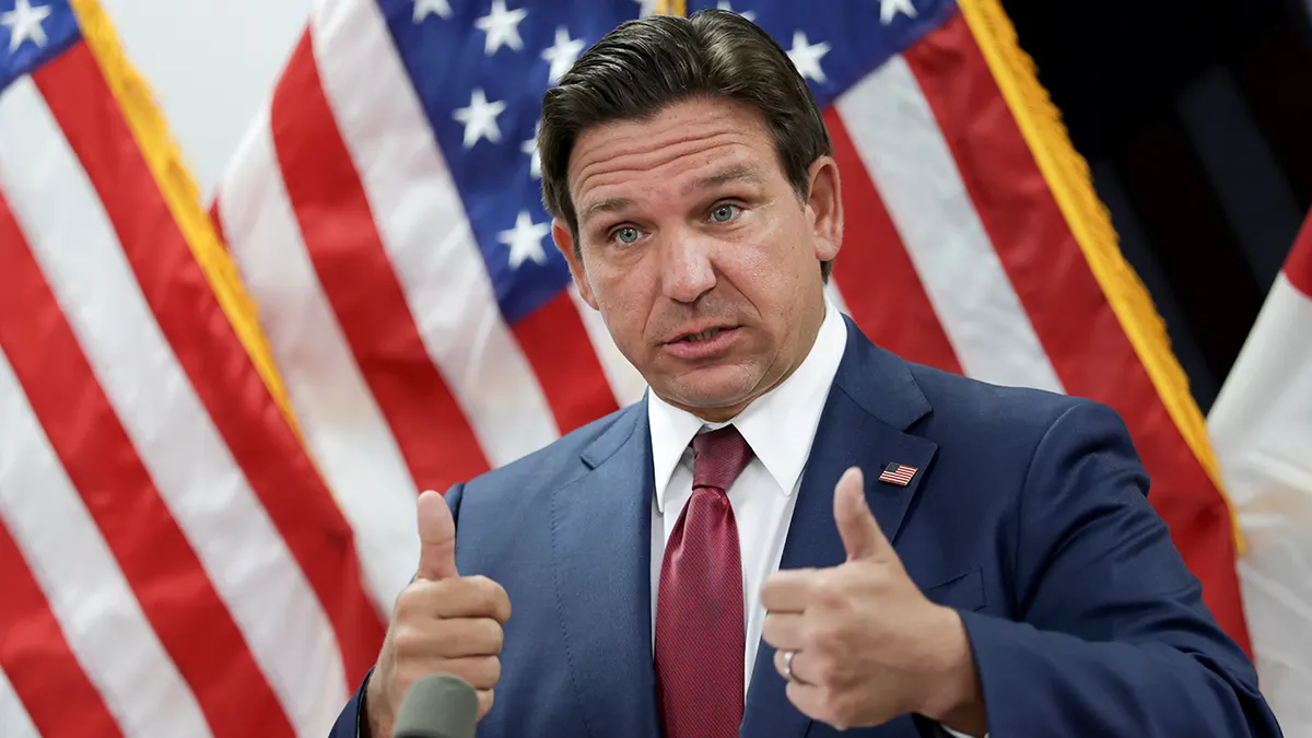 Guverner Floride Ron DeSantis govori na konferenciji za novinare u Miamiju