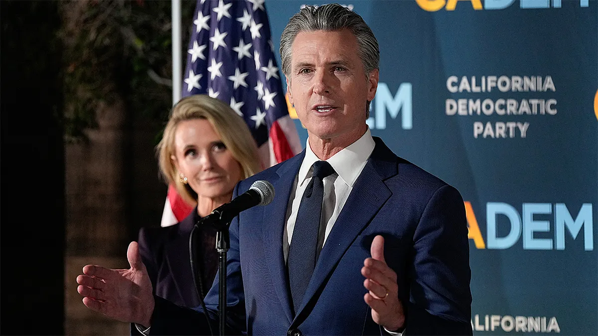 Guverner Kalifornije Gavin Newsom govori na konferenciji za novinare u Sacramentu
