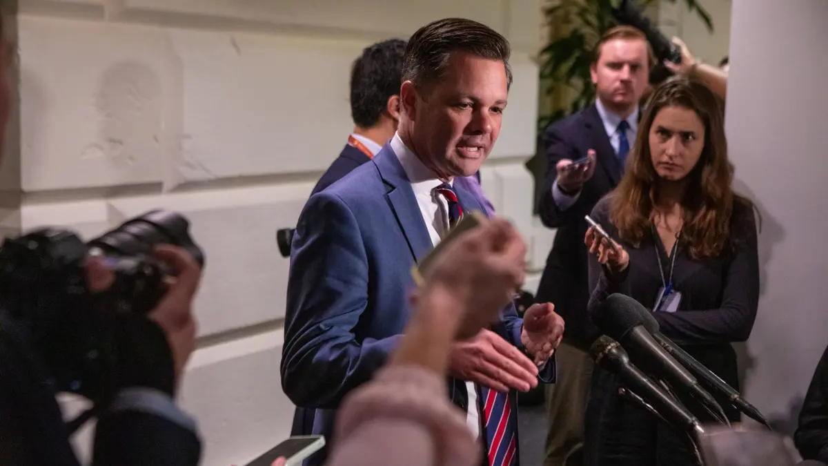 Zastupnik Zach Nunn obraća se novinarima izvan sastanka zastupničkog kluba GOP-a na US Capitolu u Washingtonu DC