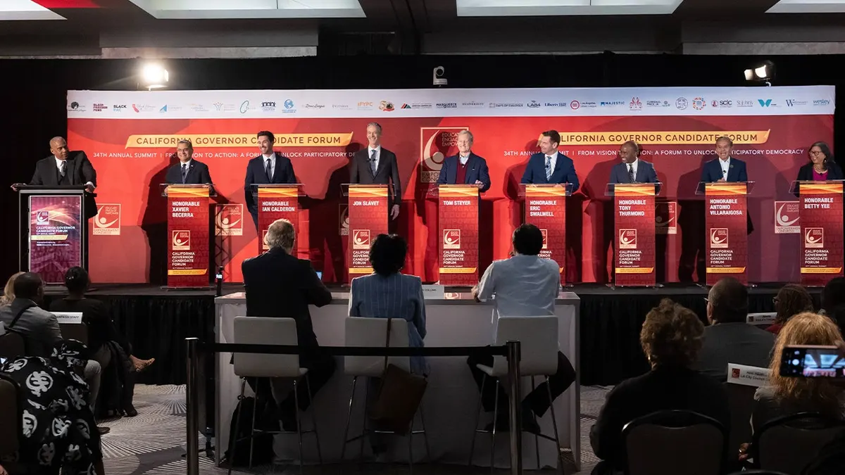 nekoliko kandidata viđenih na panelu tijekom foruma