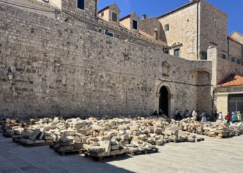 Grad − Kameni blokovi u Portu iznenadili prolaznike (FOTO)