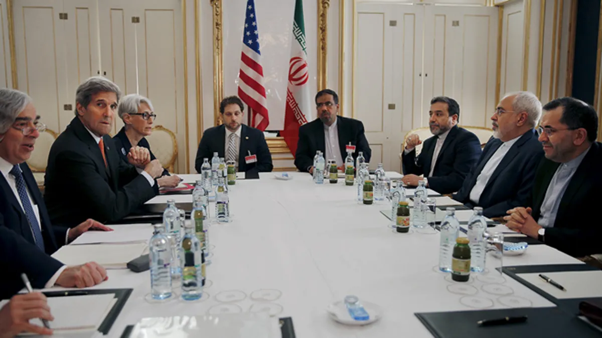 Američki ministar energetike Ernest Moniz, američki državni tajnik John Kerry i američka podtajnica za politička pitanja Wendy Sherman (L-3. L) sastaju se s iranskim ministrom vanjskih poslova Mohammadom Javadom Zarifom (2. R) u hotelu u Beču, Austrija, 28. lipnja 2015.