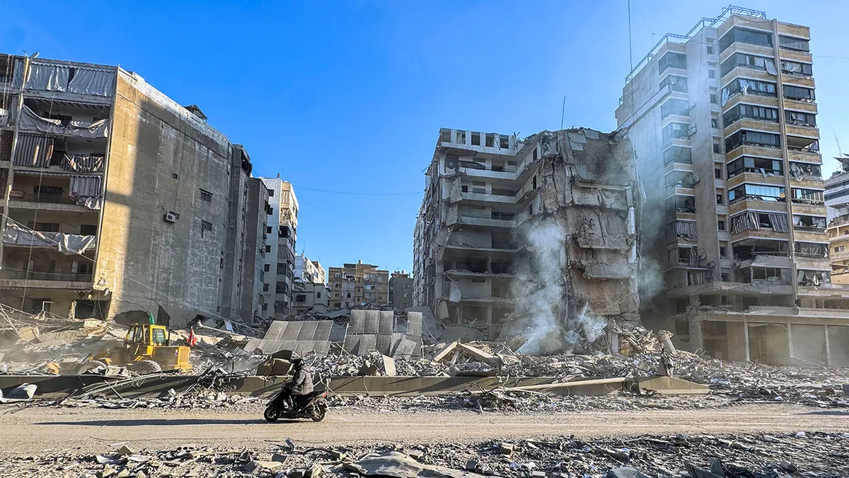 Oštećena zgrada koja pokazuje strukturalna oštećenja u Bejrutu nakon izraelskog napada