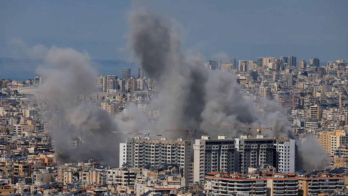 Dim se vije iznad južnih predgrađa Bejruta gledano iz Baabda Libanona