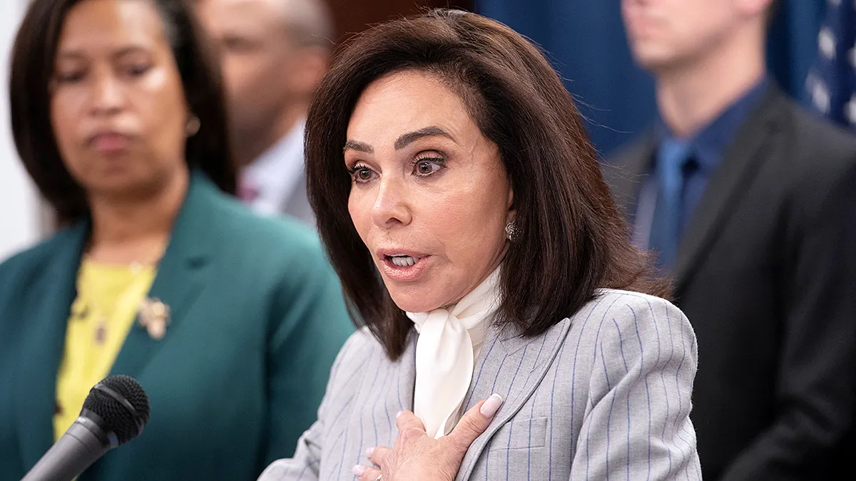 Američka državna tužiteljica Jeanine Pirro govori na tiskovnoj konferenciji Ministarstva pravosuđa s gradonačelnicom DC-a Muriel Bowser