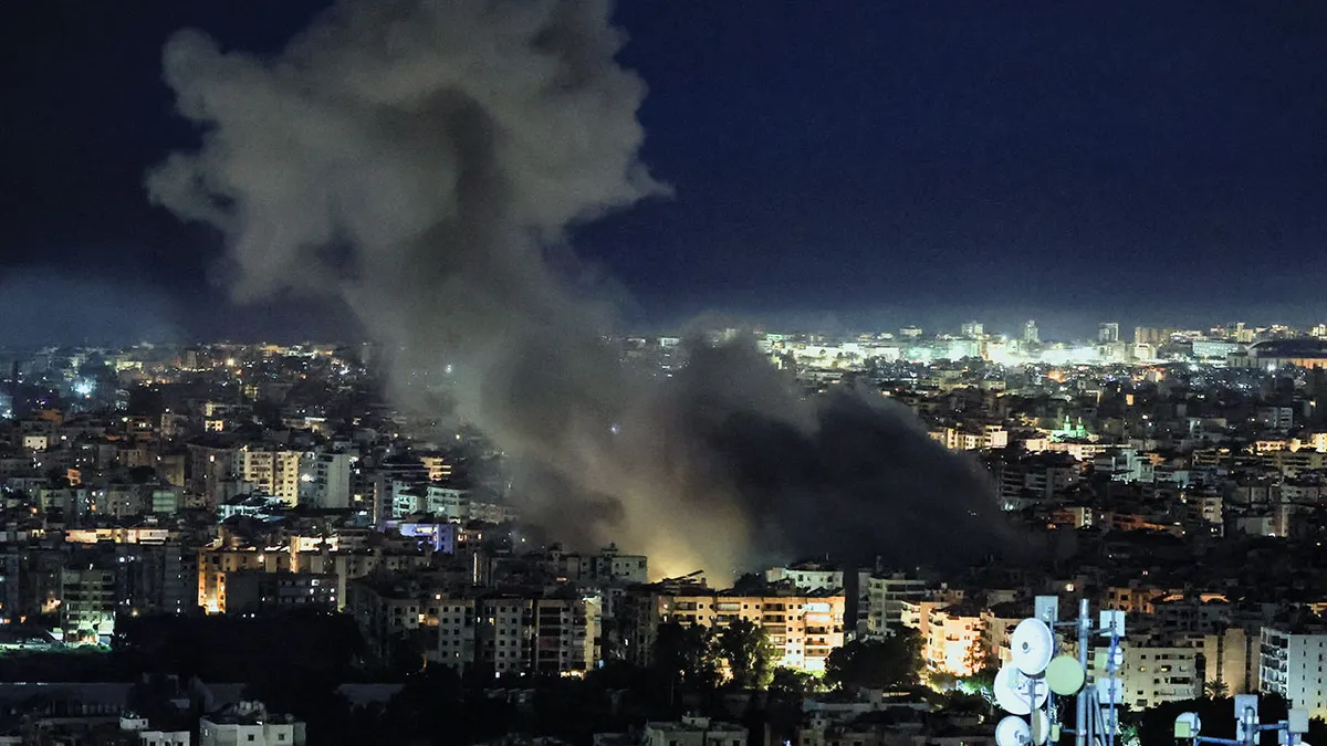 Dim se vije iznad južnih predgrađa Beiruta gledano iz Baabda Libanon