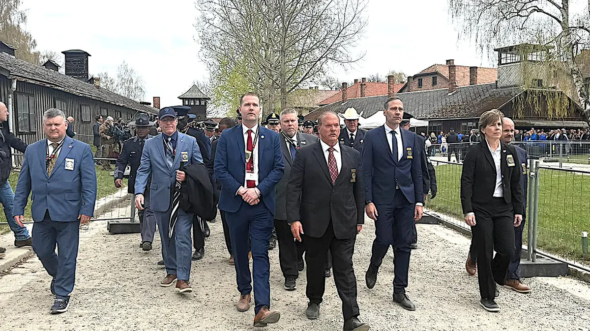 Međunarodna skupina pripadnika policijskih snaga posjećuje Auschwitz.