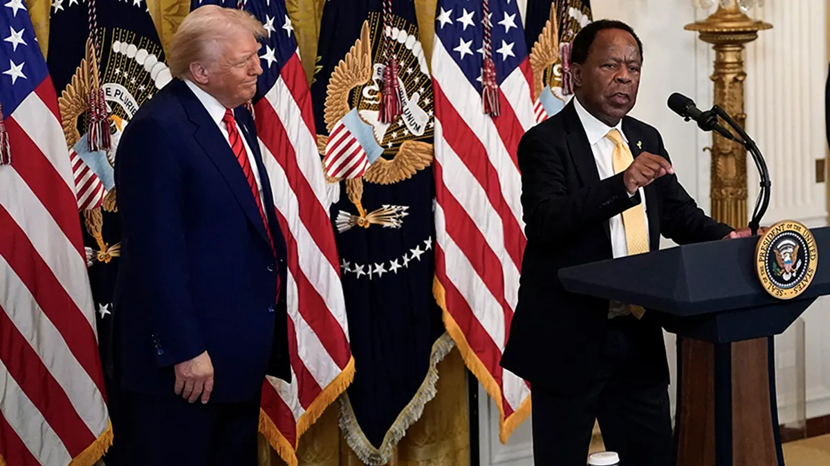 Leo Terrell s predsjednikom Donaldom Trumpom