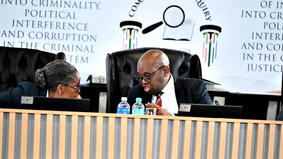 Odvjetnik Sesi Baloyi SC i Mbuyiseli Madlanga sjede u istražnoj komisiji Madlanga u Pretoriji