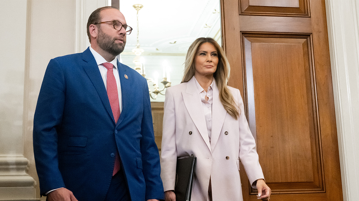 Prva dama SAD-a Melania Trump i predstavnik predsjednika odbora Jason Smith (L), republikanac iz Missourija, dolaze kako bi prisustvovali okruglom stolu Odbora za načine i sredstva Predstavničkog doma.