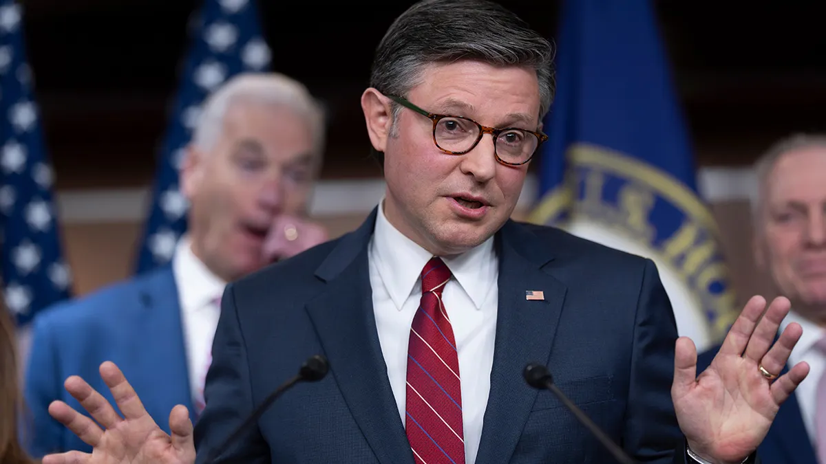 Predsjednik Zastupničkog doma Mike Johnson gestikulirao je dok je razgovarao s novinarima na američkom Kapitolu