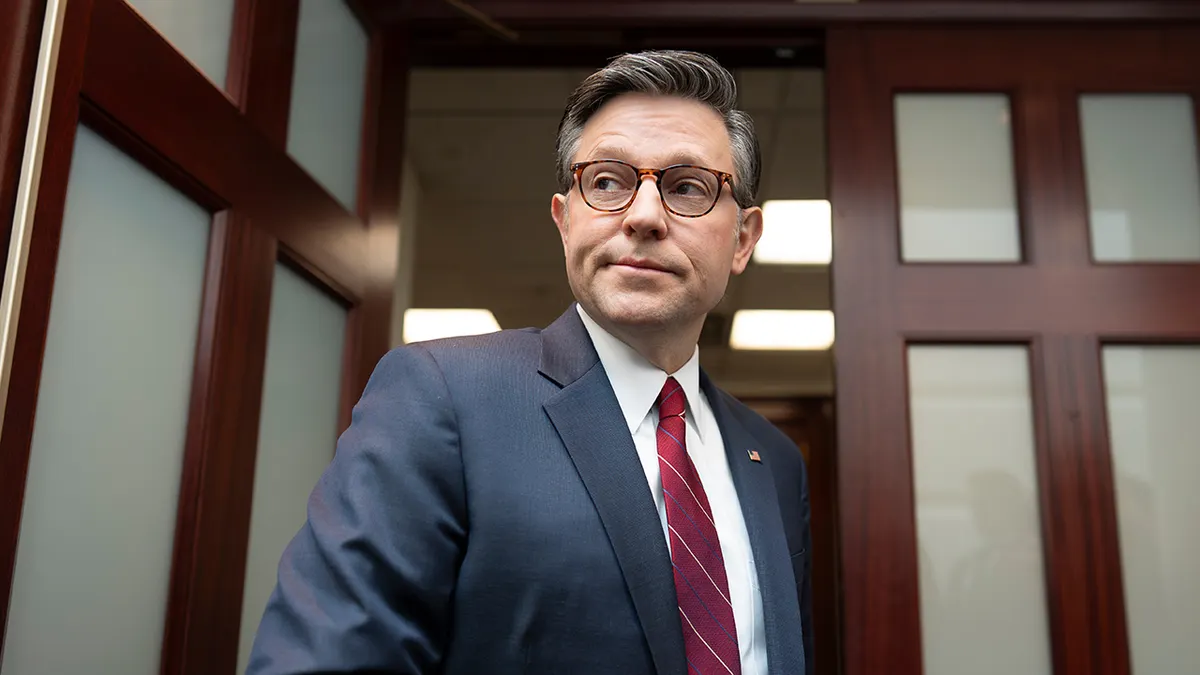 Predsjednik Zastupničkog doma Mike Johnson zastaje zbog pitanja novinara na Capitolu