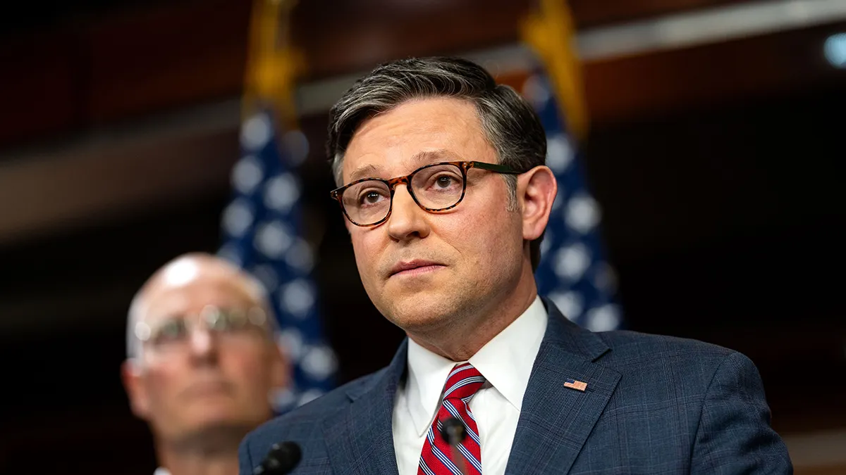 Mike Johnson gleda novinare tijekom konferencije za tisak.