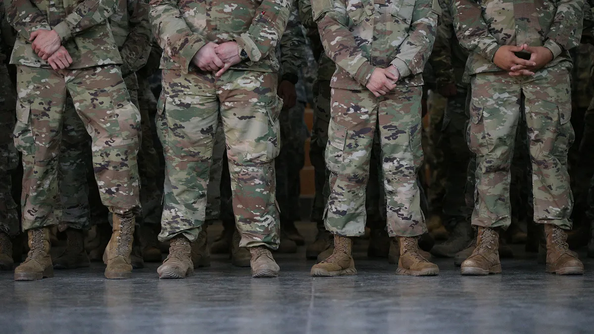 Pripadnici Nacionalne garde Teksasa čekaju guvernera Grega Abbotta da govori o sigurnosti na meksičko-američkoj granici u Oružarnici Nacionalne garde Texas Army Sergeant Tomas Garces u Weslacu, Teksas, SAD, 12. travnja 2018. REUTERS/Loren Elliott - RC1FFD3AC1E0