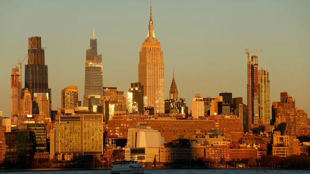 Empire State Building i horizont centra Manhattana pri zalasku sunca u New Yorku