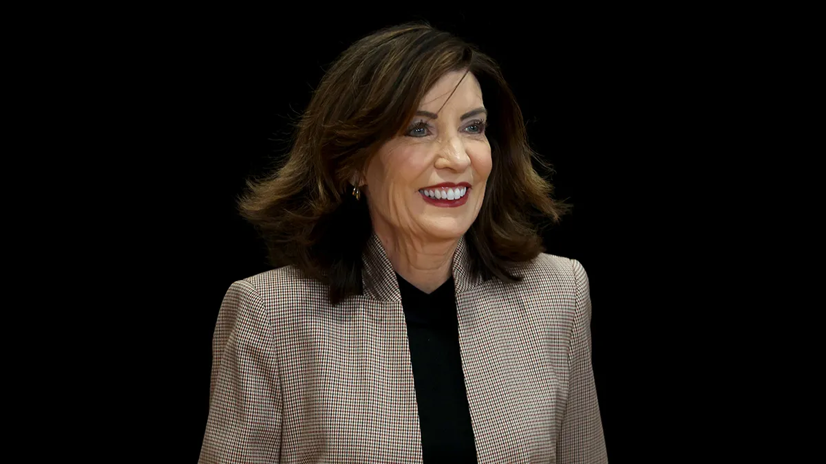 Guvernerka New Yorka Kathy Hochul stoji s gradonačelnikom New Yorka Zohranom Mamdanijem na događaju u Brooklynu