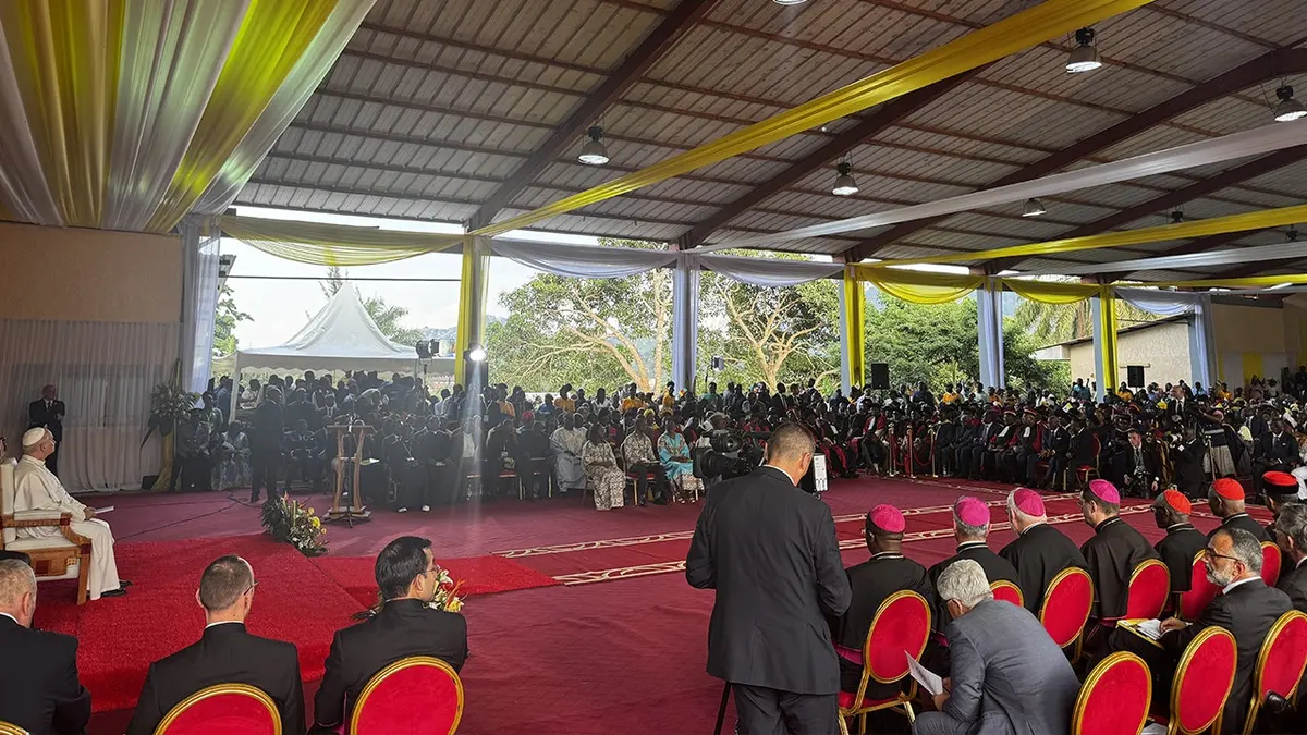 papa leo sjedi ispred velikog sveučilišnog skupa