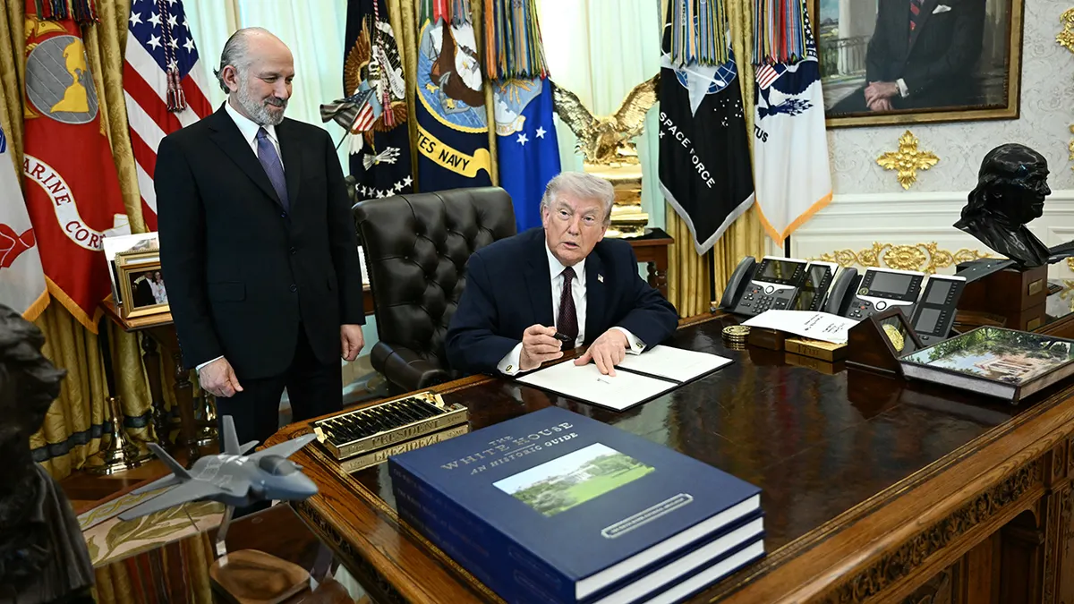 Predsjednik Trump govori kao Sec. Lutnick promatra u Ovalnom uredu