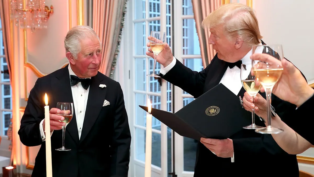 Predsjednik Donald Trump i princ Charles stoje i nazdravljaju na večeri u Londonu