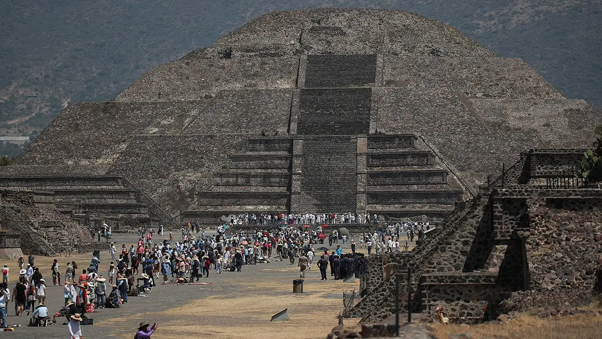 Ljudi koji posjećuju piramidu Sunca u Teotihuacanu u blizini Mexico Cityja.