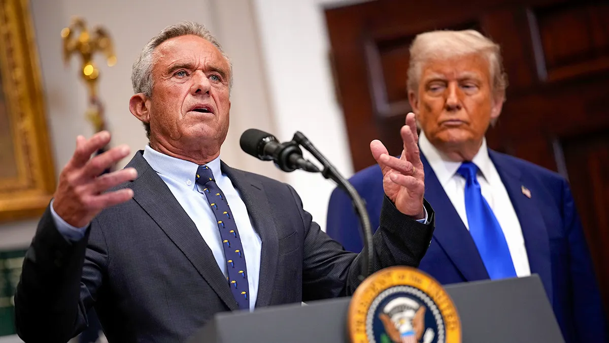 Američki ministar zdravstva i ljudskih usluga Robert F. Kennedy Jr. razgovara s predsjednikom Donaldom Trumpom u Rooseveltovoj sobi Bijele kuće