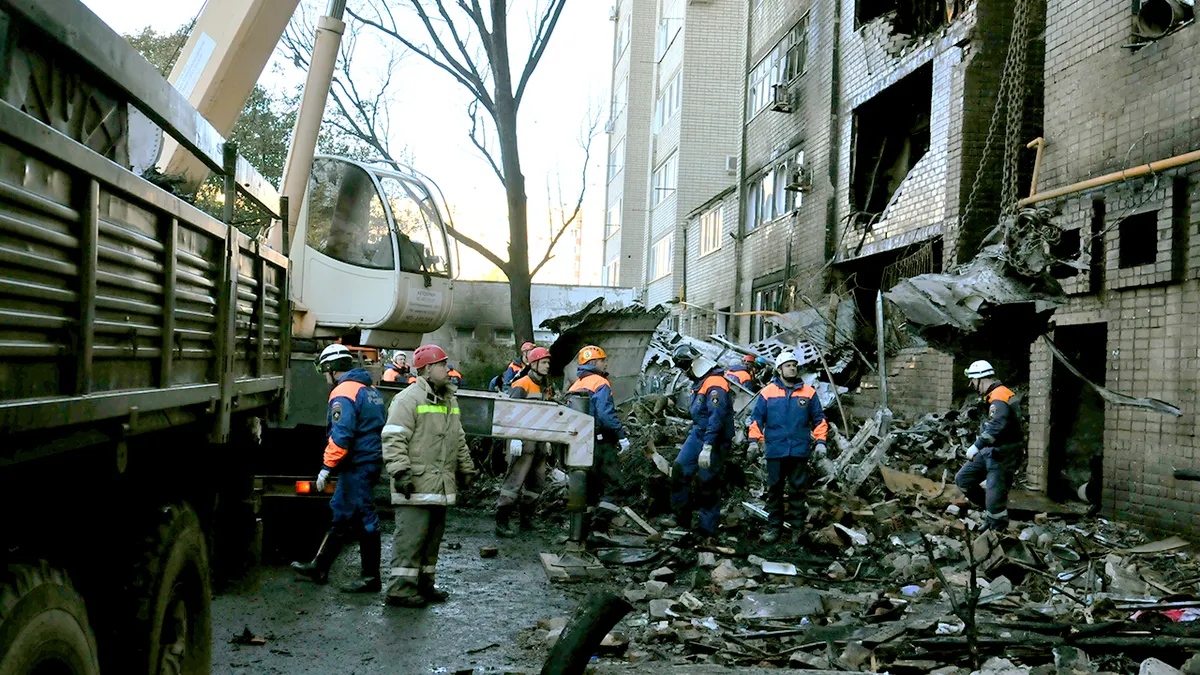 Ruski dužnosnici pregledaju mjesto pada zrakoplova.