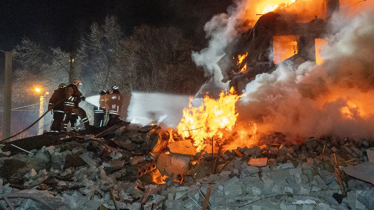 Vatrogasci gase požar u višekatnici u Harkivu