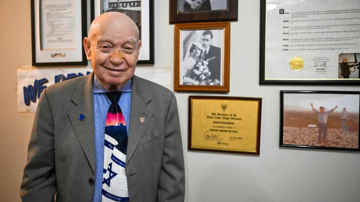 Sami Steigmann, koji je preživio holokaust, fotografiran je u svom domu 9. prosinca 2024. u New Yorku.