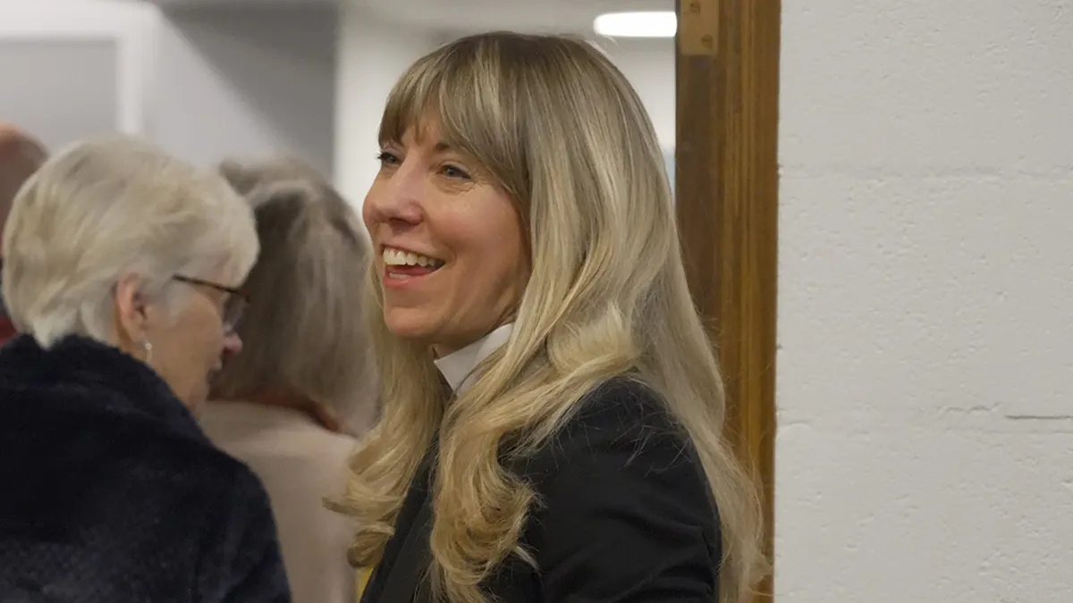 Časna Sarah Trone Garriott pozdravlja vjernike unutar luteranske crkve Grace u Des Moinesu