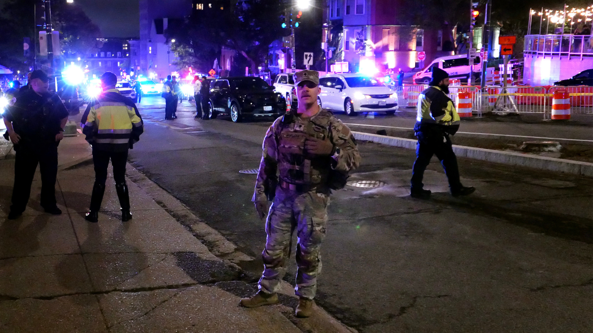 Policija i Nacionalna garda stoje ispred Washington Hiltona nakon što je večera Udruge dopisnika Bijele kuće odgođena 25. travnja 2026. u Washingtonu, DC.